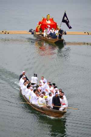 松尾大社　神幸祭　船渡御　伴走