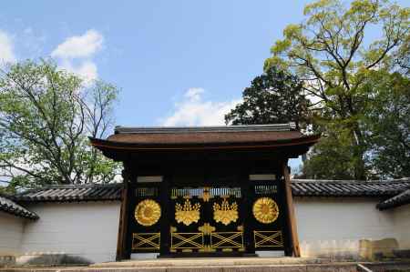 三宝院唐門　皐月の空と緑