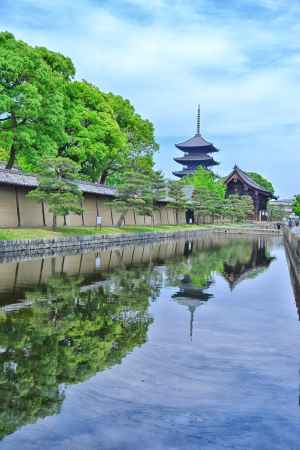 水に浮いた塔　空に尖がる塔