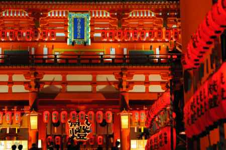 万灯に照り映える楼門