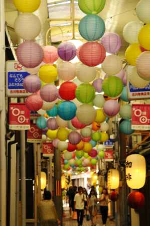 ランタン揺れる古川町商店街