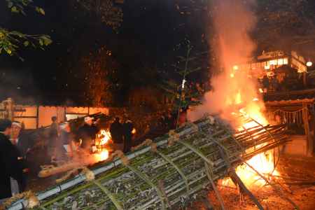 石座(いわくら)神社　火祭り