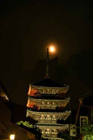 八坂の塔　月