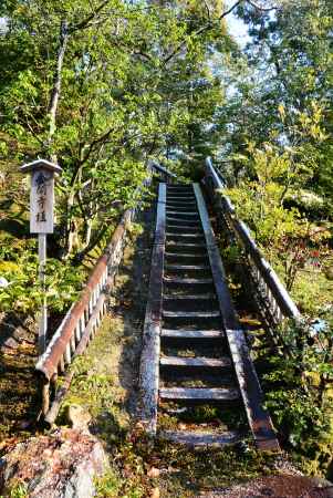 金閣寺垣と虎渓橋に淡雪