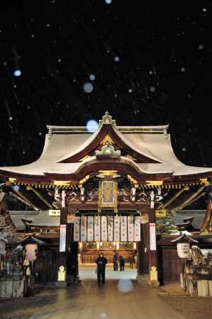 伝説の門に雪が舞う