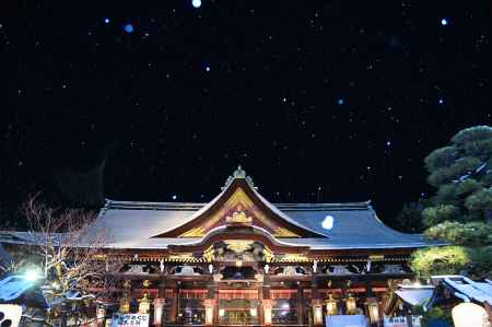 桧皮葺屋根に雪が舞う