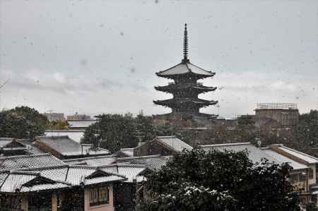 八坂の塔に細雪