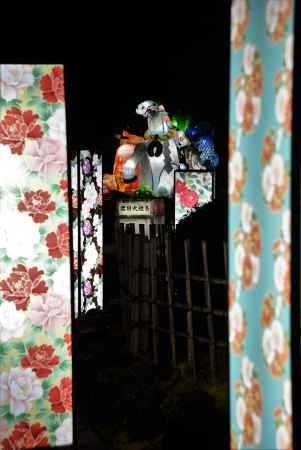 「灯り」と「花」をテーマに