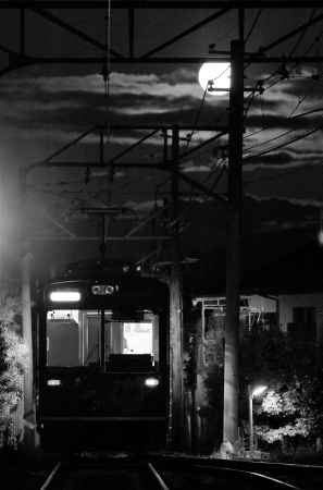 4月の月　 monochrome