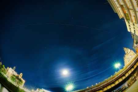 京の空に国際宇宙ステーション通過