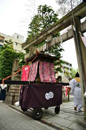 御鳳輦　社に戻ります！
