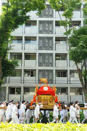 緑のアーチ　巡行中