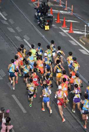 都大路を駆け抜ける