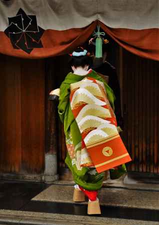 朱色の金銀糸の松