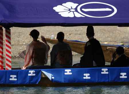 ご総裁お手を振る