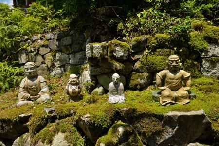 羅漢像　苔むす