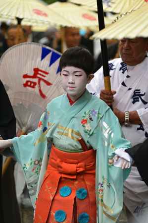 お稚児さんを務める