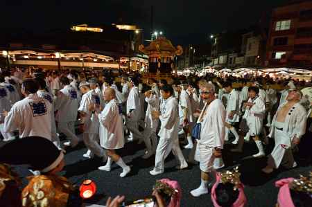 お迎え提灯に笑顔