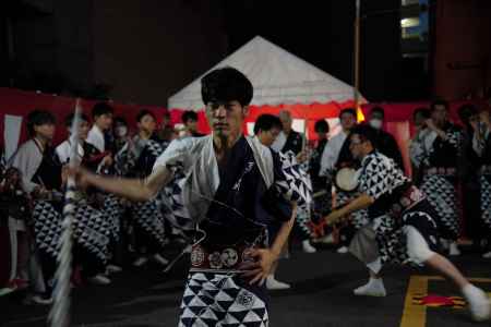 棒が舞い　太鼓が踊る　囃子が響く
