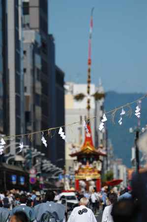 熱風に注連縄揺れる