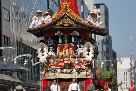 お稚児さん　刀を抜く