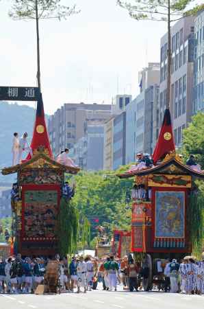 並ぶ南北観音山