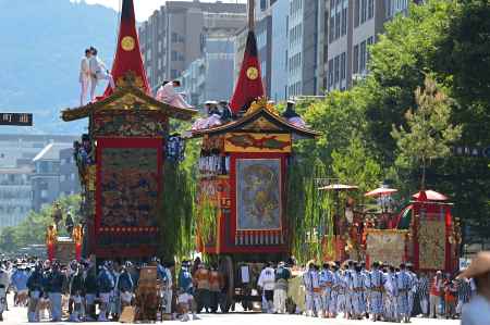 御池通を埋め尽くす