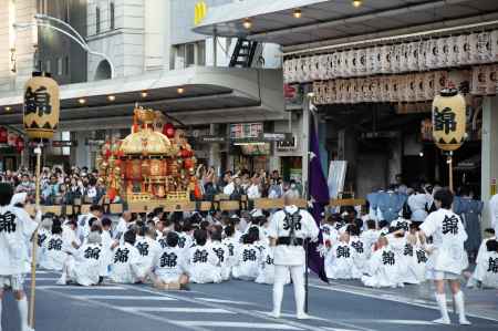 西御座　錦神輿会さん　座して