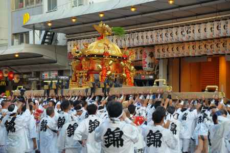 西御座錦神輿会さん御旅所で差し上げ！