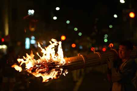 燃える上がる　大松明