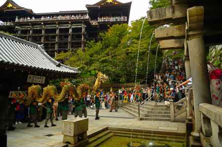 音羽の瀧を見る青龍