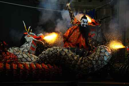 大蛇　火花噴く