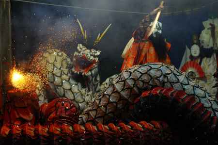 火を噴く　赤大蛇