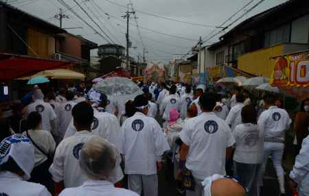雨の歩行者天国　