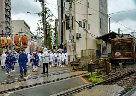 御神輿と嵐電