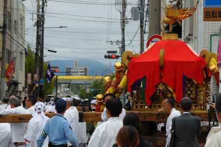 御神輿とドクターイエロー