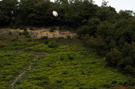 ラグビーボール　妙に舞う