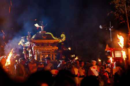 御神輿と松明の共演