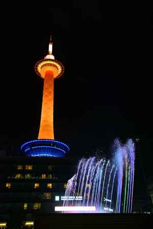 京都タワー　オレンジ色　音楽噴水AQUA FANTASY