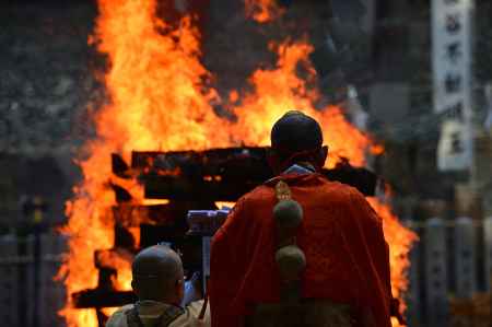 護摩壇　見守る