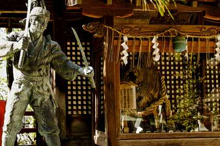 宮本武蔵像と下り松