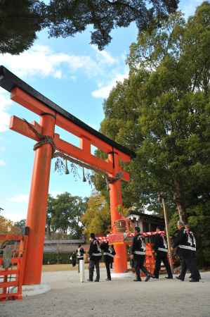 二の鳥居とすぐきの樽
