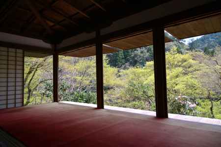 柱と蔀戸（しとみど）