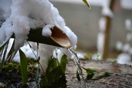 三千院　手水鉢と雪