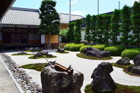 妙蓮寺　十六羅漢石庭