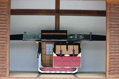 天龍寺　朱塗り網代篭