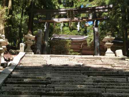 愛宕神社 燈籠と鳥居
