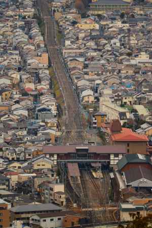 小倉山から見る山陰本線嵯峨嵐山駅
