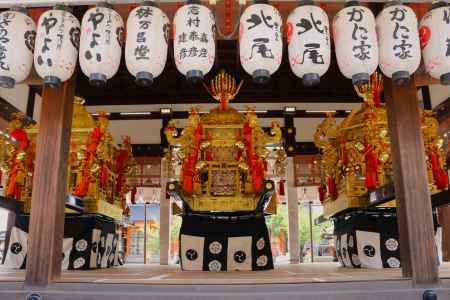 神輿渡御を待つ三基