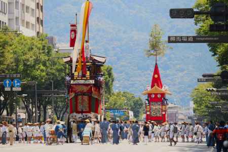 祇園祭後祭 大船鉾と鷹山のコラボ